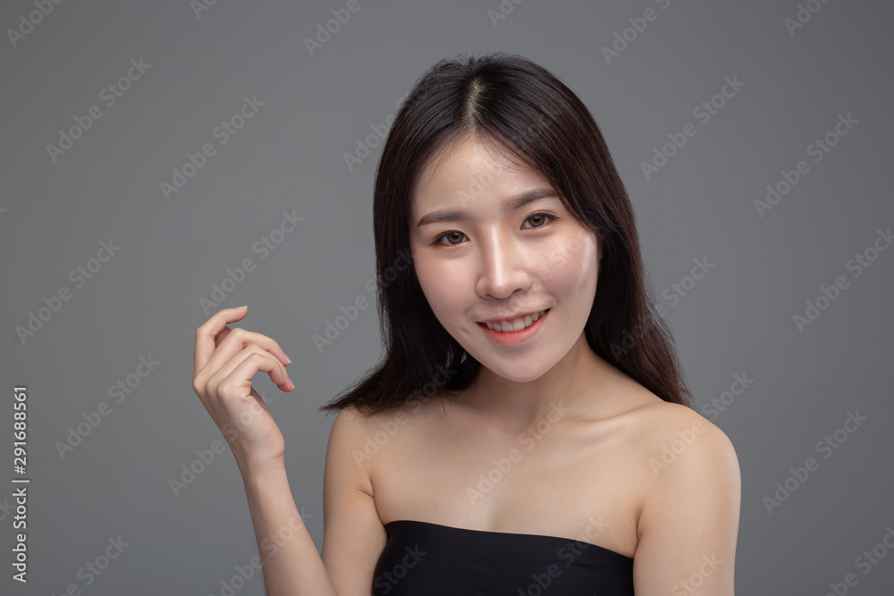 The woman wore a black strapless and raised her right hand. The woman wore a black strapless and raised her right hand.