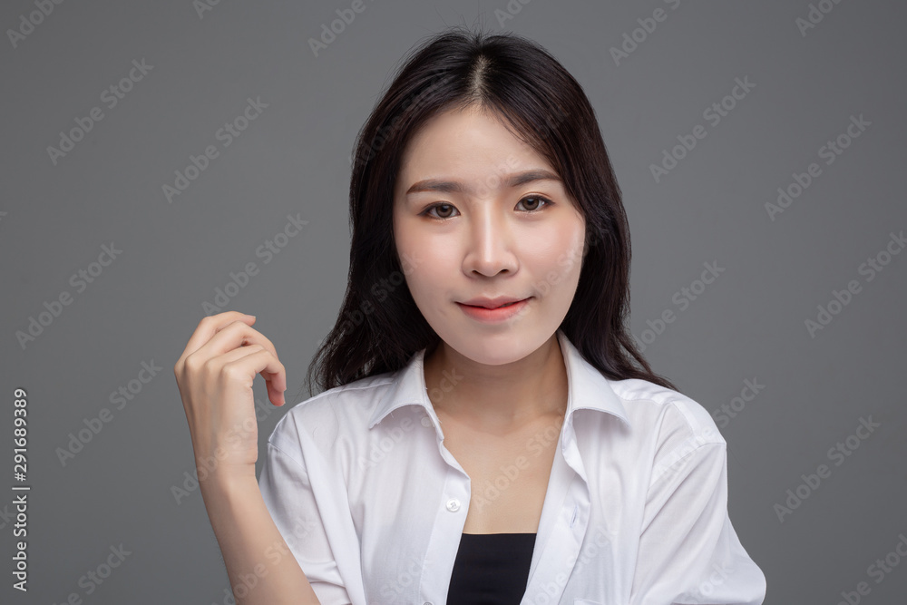 The woman wore a white shirt and raised her right hand. The woman wore a white shirt and raised her right hand.
