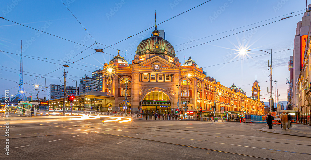 Fototapeta premium Melbourne Australia Stacja Flinders Street na rogu Flinders Street i Swanston Street tuż po zachodzie słońca