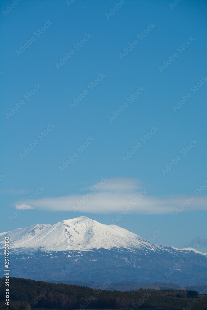 秋の青空と冠雪の山頂　大雪山