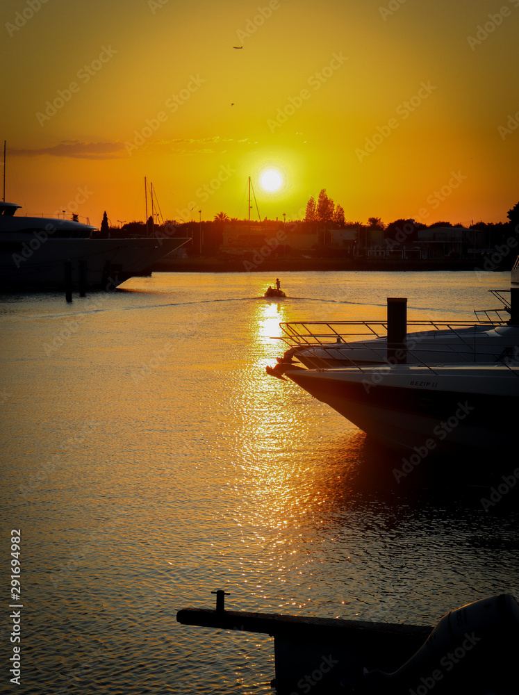 Naklejka premium sunset on the river