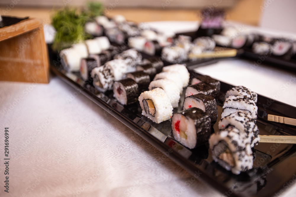 Fotografie sushi rolls on a black plate