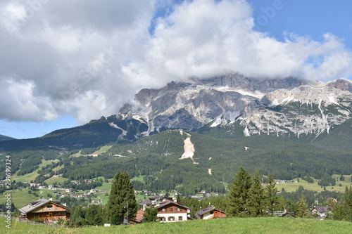 Alpen, Italien, Dolomiten, Venetien, Cortina, Olympia, Olympiade, Olympische Spiele, Tofana, Tofana di Mezzo, Gipfel, Berg, Fels, Wolken, wild, schroff, Cortina d’Ampezzo, Gipfel, Seekofel, Sella, M.  photo