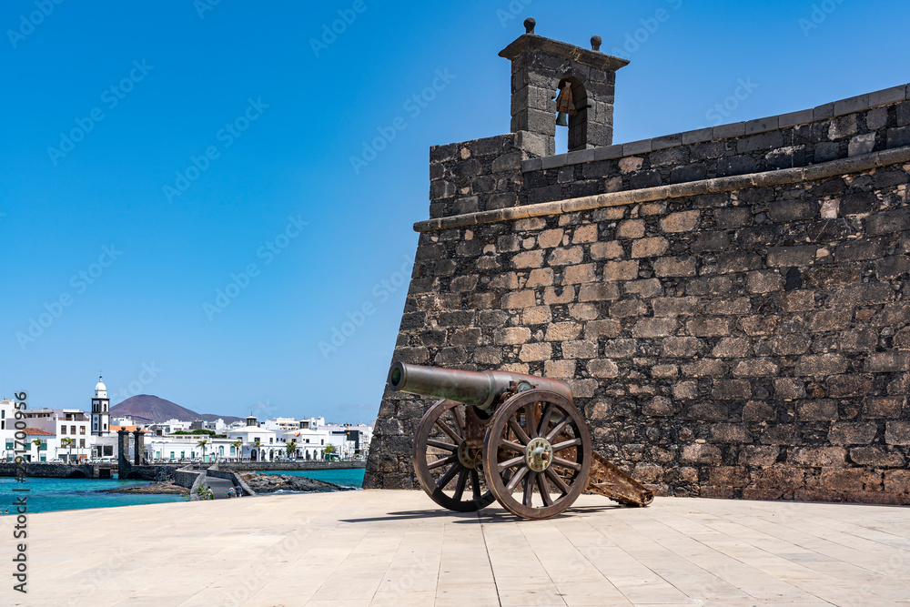 Obraz premium An cannon on the old fortress (Castillo de San Gabriel), off the coast from Arrecife, Lanzarote, Spain