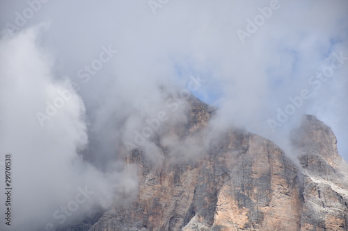 Passo di Falzarego, Falzarego, Falzaregopass, Seilbahn, Lagazuoi-Seilbahn, Tofana, Kapelle, Kirche, Gondel, Fels, Felswand, Gebirgsstock, Seil, schweben, Straße, Pass, Gebirgspass, Cortina, Cortina d’ photo