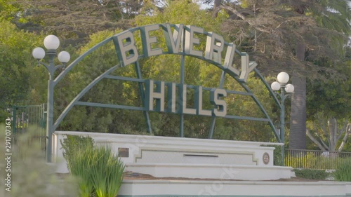 A focusing shot on the beverly hills sign