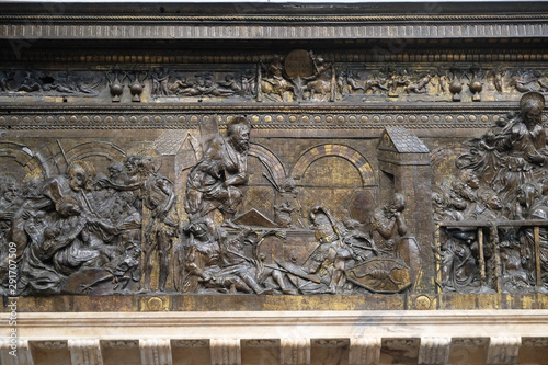 Photo Right side of the bronze pulpit with the stories of the Redeemer, work by Donate