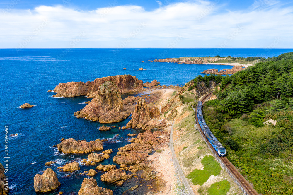 青森県 深浦町にある行合崎付近の奇岩沿いを走行するリゾート列車を俯瞰撮影