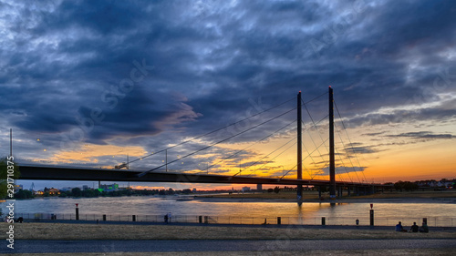 Sonnenuntergang am Rhein in Düsseldorf