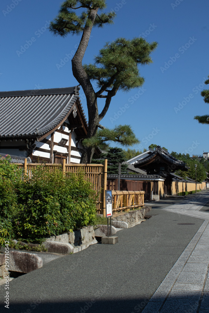 京都、相国寺の境内にある浴室(手前) と、大光明寺(奥）が見える風景