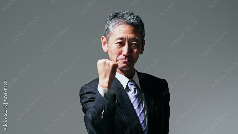 ガッツポーズする中高年男性