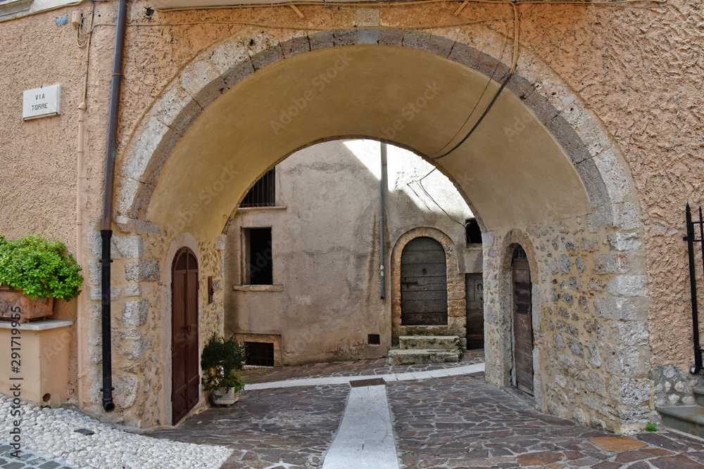 Naklejka Ulica wśród starych domów średniowiecznej wioski