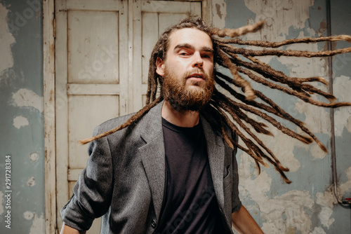 Valokuva Emotion male portrait of man with dreadlocks in theater studio.