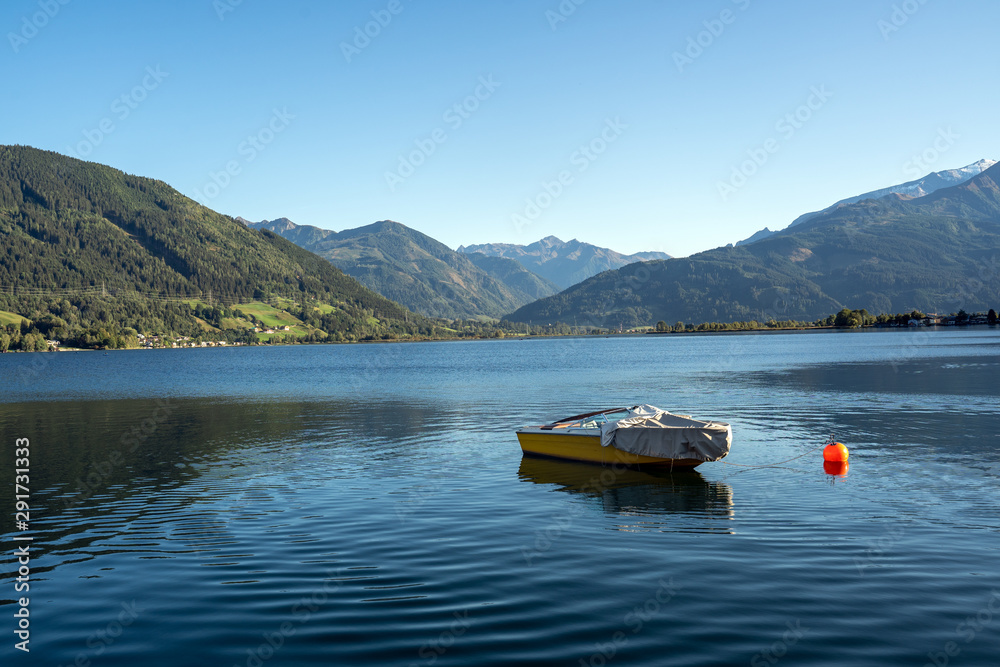 Stille Romantik an einem Alpensee in Österreich