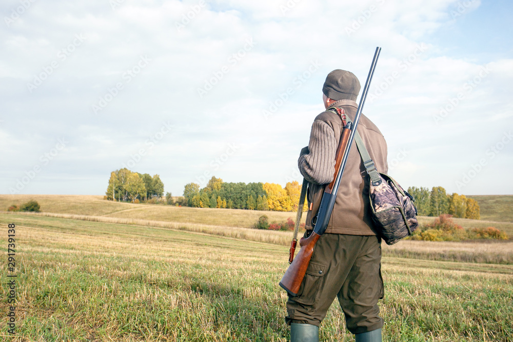 Fotografie Hunter with a backpack and a hunting gun
