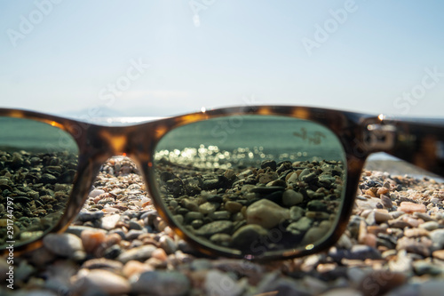 Sonnenbrille, Durchblick zum Meer