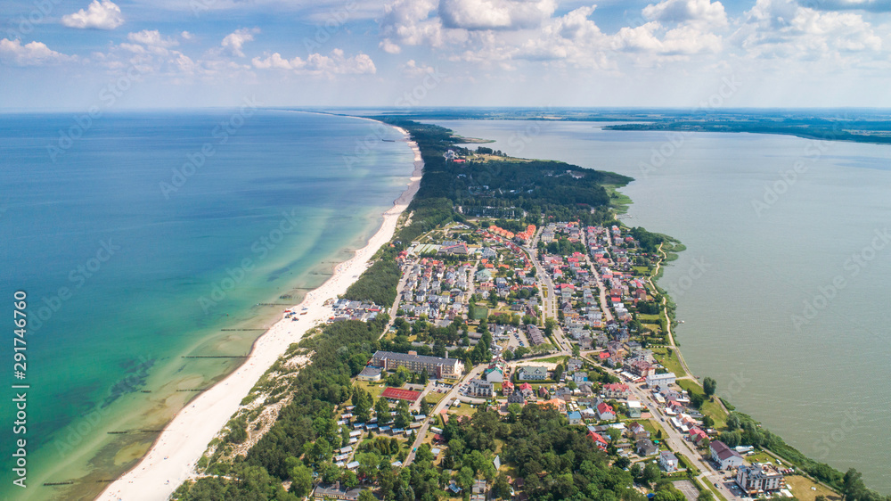 Obraz premium Mielno – piękne miasto i kurort pomiędzy Morzem Bałtyckim a Jeziorem Jamno