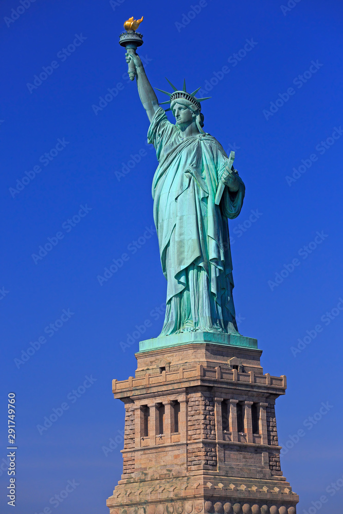 Obraz premium Statua Wolności z błękitnym niebem w tle, Nowy Jork, USA