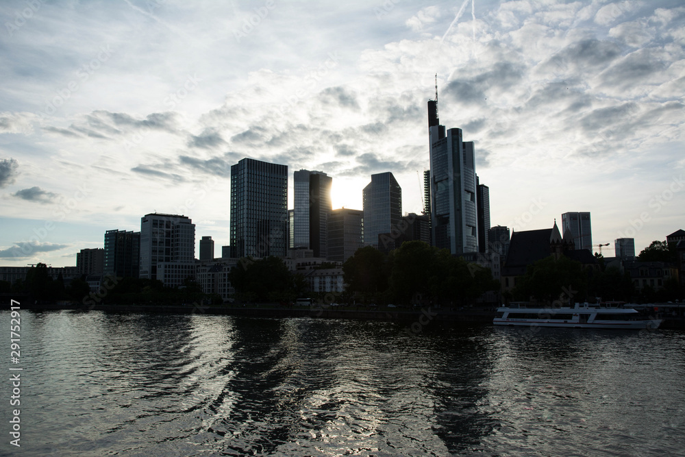 Obraz premium City skyline in shadows