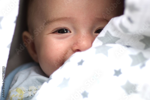 Regard joyeux et pétillant d'un bébé