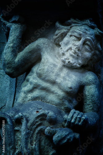 Foto Ancient statue of Sisyphus with stone