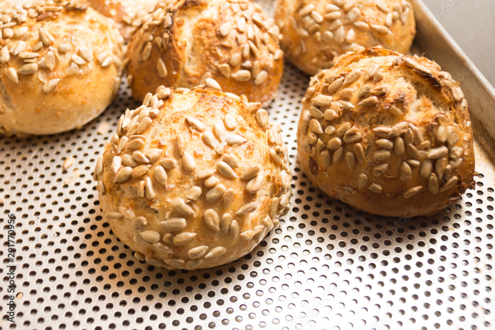 Frisches Vollkorn Gebäck aus dem Backofen in der Bäckerei Frisches Vollkorn Gebäck aus dem Backofen in der Bäckerei