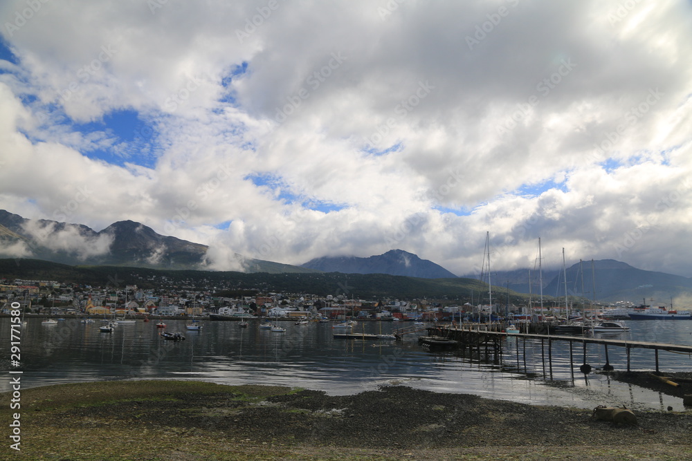 port morski w zatoce góry i niebo w tle ushuaia argentyna port morski w zatoce góry i niebo w tle ushuaia argentyna