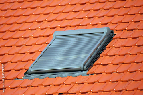 Roof window with roller shutter