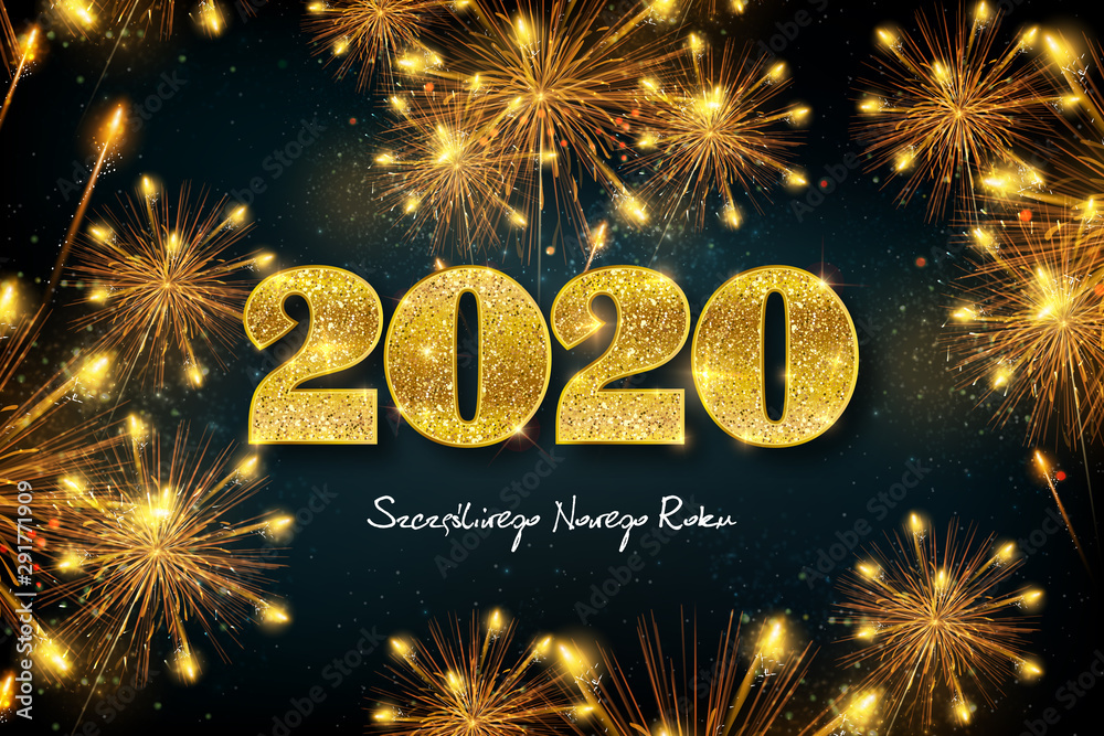 Szczęśliwego Nowego Roku 2020, koncepcja kartki w języku polskim ze strzelającymi fajerwerkami, złotym i błyszczącym dużym napisem - obrazy, fototapety, plakaty 
