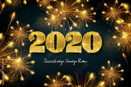 Szczęśliwego Nowego Roku 2020, koncepcja kartki w języku polskim ze strzelającymi fajerwerkami, złotym i błyszczącym dużym napisem