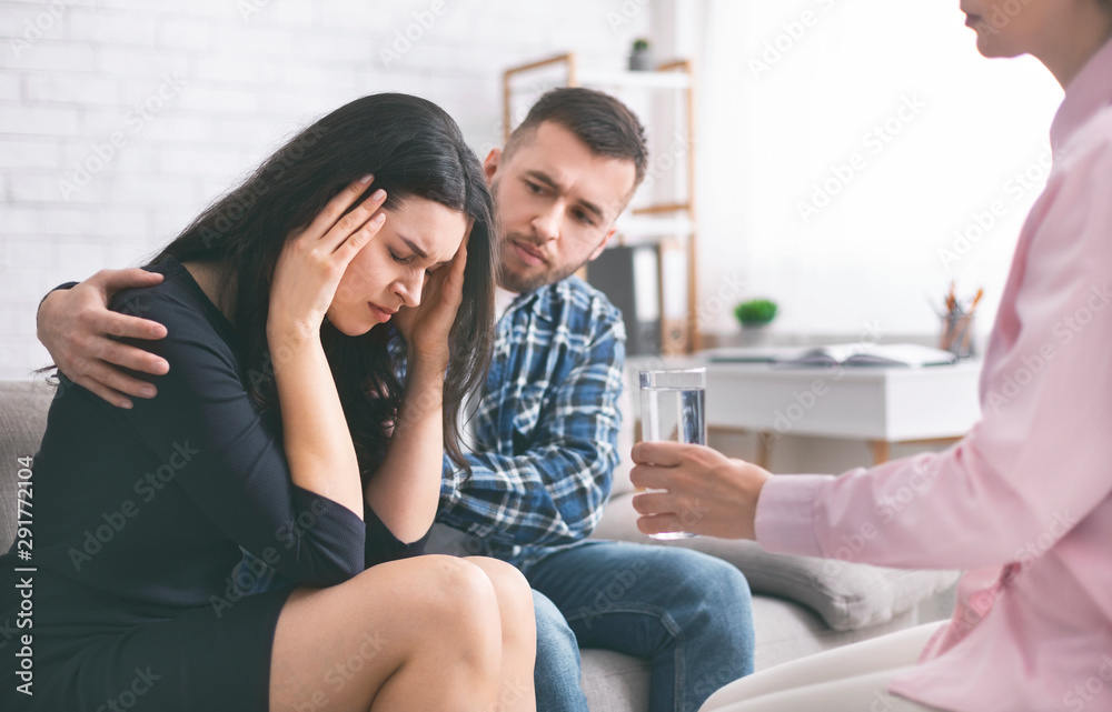 Obraz premium Woman suffering from acute headache at psychological consultation