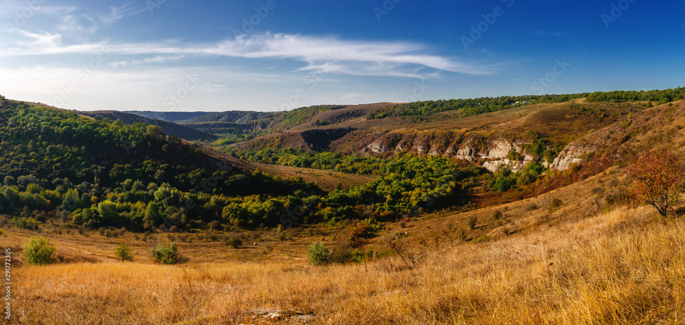 Naklejka premium Beautiful canyon on an autumn day over the Dniester. Ukraine..