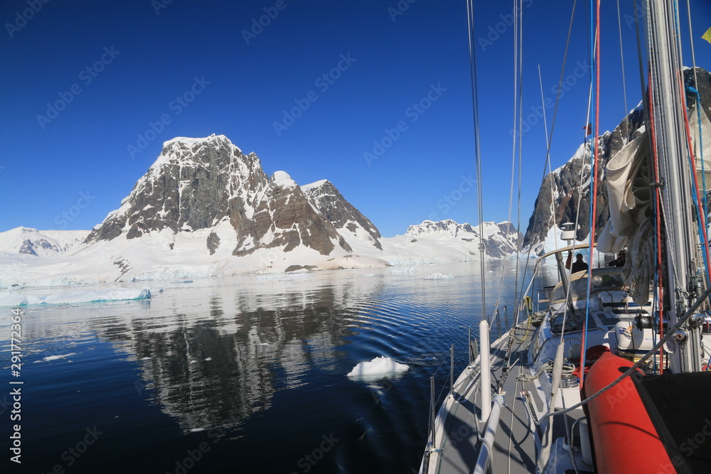 jacht na spokojnych zimnych wodach antarktydy z lodowcem w tle