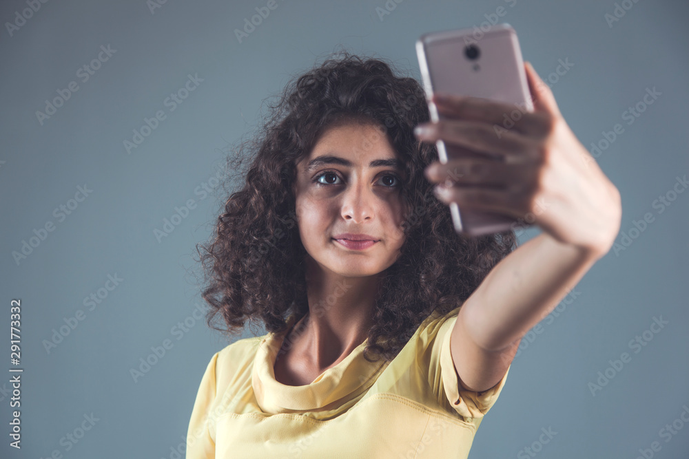 Naklejka premium woman hand phone in selfie