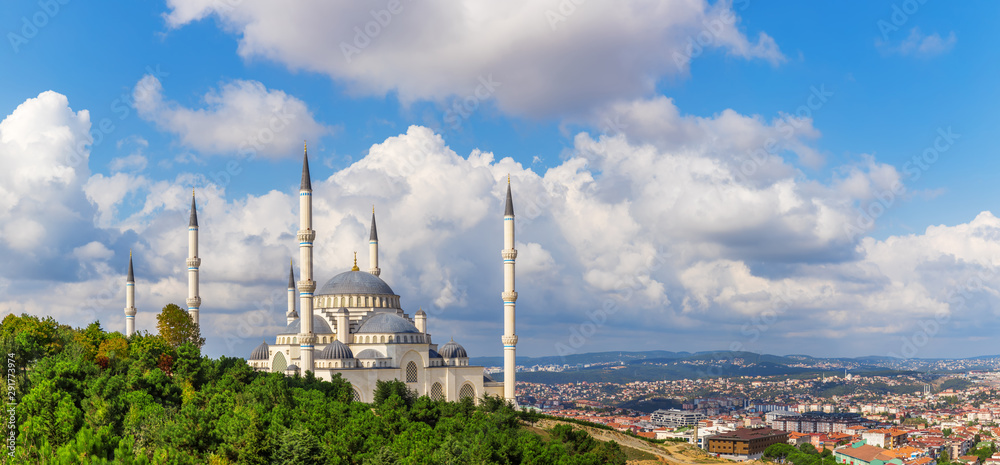 Obraz premium Camlica Mosque and Istanbul skyline, beautiful panorama