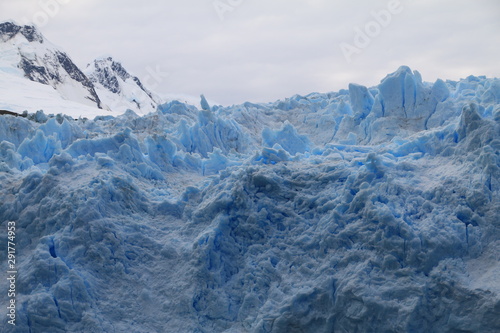 piękne formy z lodu i śniegu na lodowcu na antarktydzie