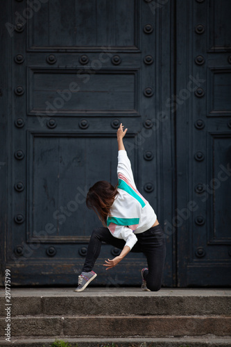 danser près de la porte 