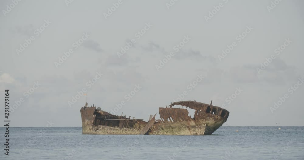 Wide, old shipwreck off Heron Island