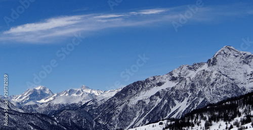 Paysage de Veysonnaz en Suisse et de ses montagnes photo