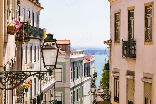 Gasse, Stadtviertel Alfama, Altstadt, Fluss Tejo, Lissabon  photo