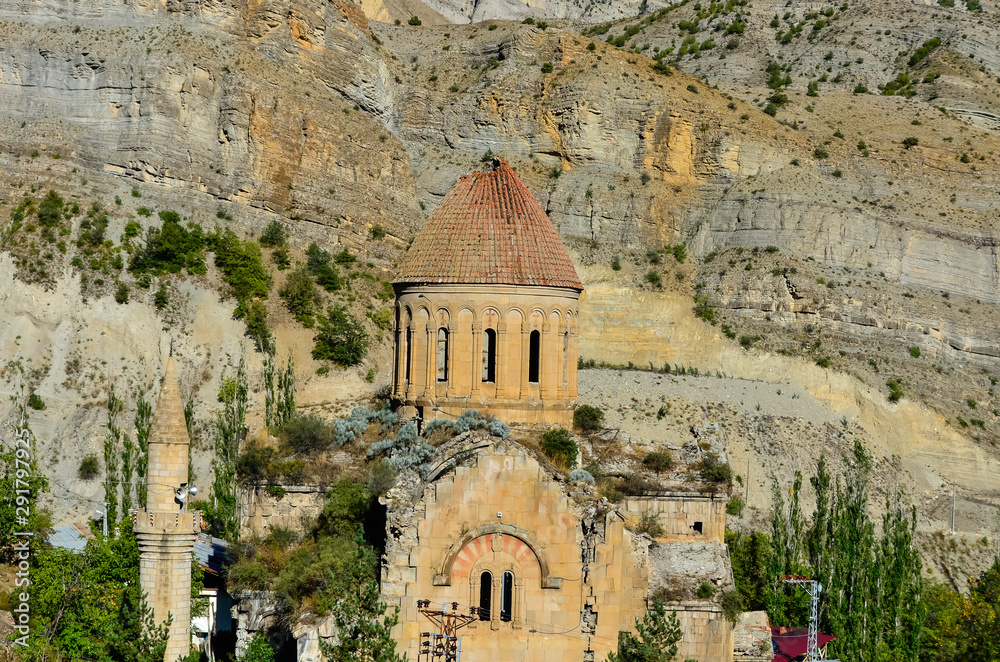 Φωτογραφία The Osvank Monastery is the largest Georgian church with cross-shaped planimetry near Uzundere, Erzurum in Turkey