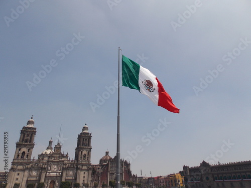 Mexico catedral y bandera