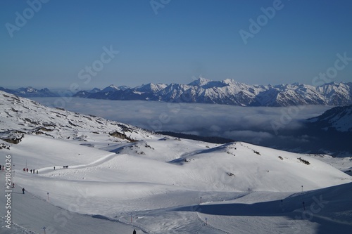 Winterlandschaft über den Wolken in Alpen 