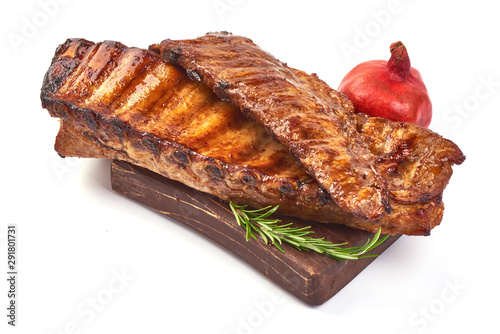 Fotografia Grilled pork ribs, Delicious roasted hot ribs, isolated on white background
