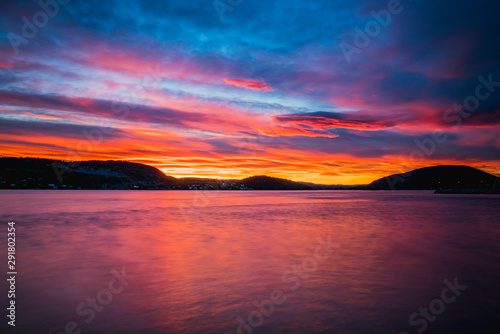 Różowo czerwony zachód słońca nad Drøbak w Norwegii  © Dreamnordno