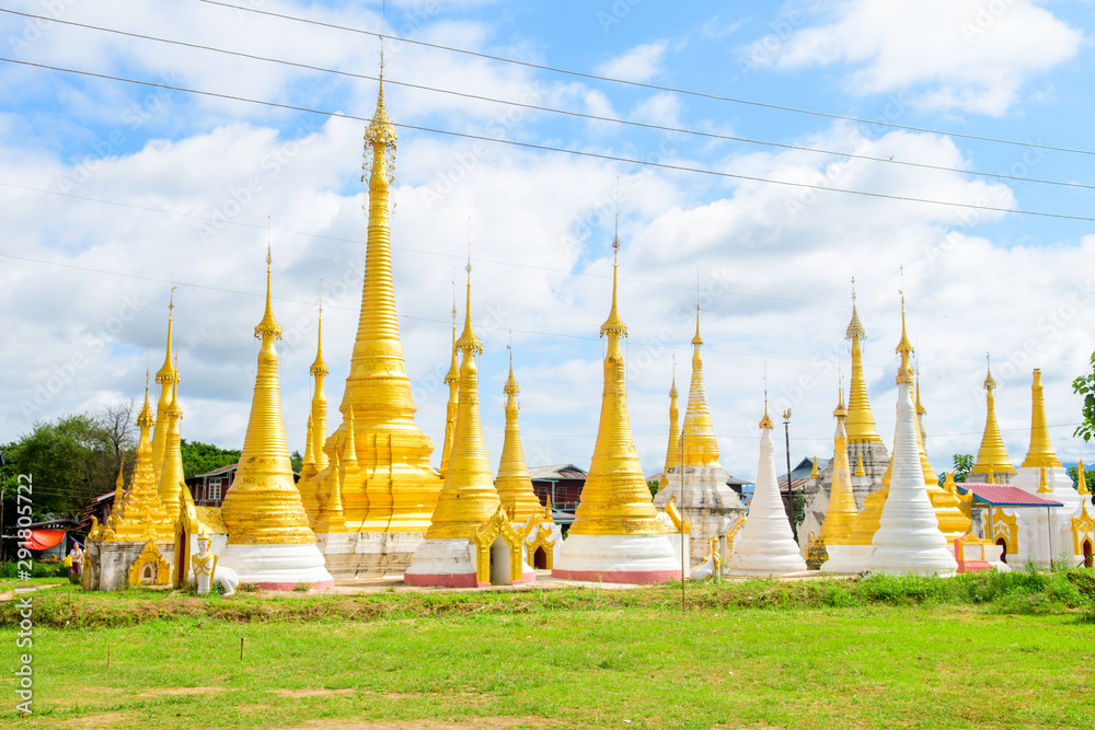 Naklejka premium golden pagodas at inle lake, myanmar