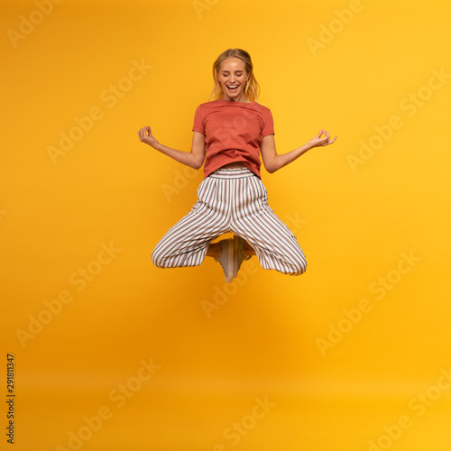 Papier peint Zen - Papier peint Blonde girl jumps in yogas position. Relax concept. Yellow background