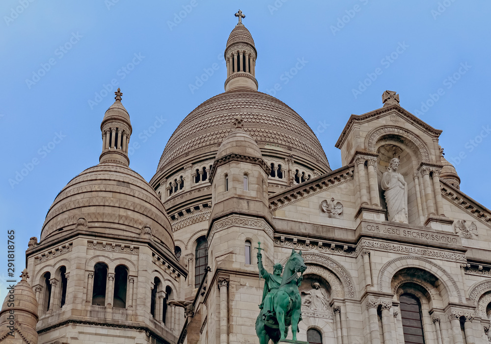 Punto de vista en contra picado de la cúpula de la iglesia de Montmartre en Paris, Francia. 