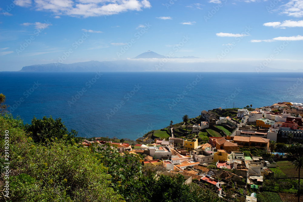 Dorf in La Gomera mit Teide im Hintergrund