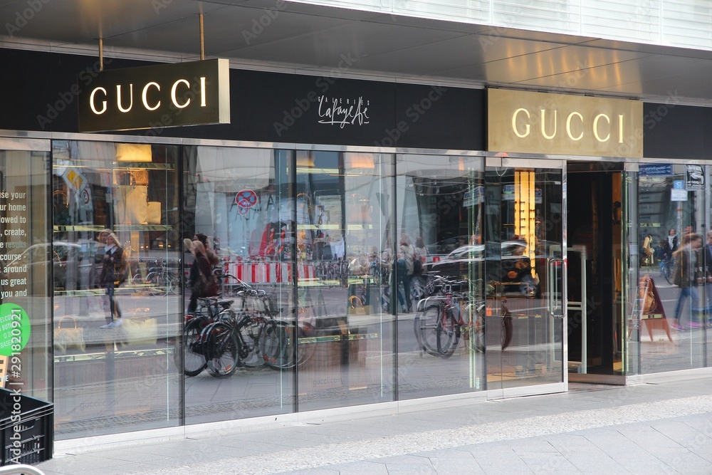 BERLIN, GERMANY - AUGUST 26, 2014: Gucci store windows in Berlin. Luxury  brand Gucci exists since 1921 and was valued at 12.1 billion USD in 2013.  Stock 写真 | Adobe Stock
